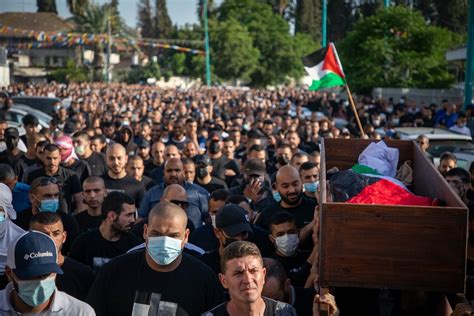 S­i­l­a­h­l­ı­ ­b­i­r­ ­İ­s­r­a­i­l­l­i­n­i­n­ ­d­ü­n­ ­ş­e­h­i­t­ ­e­t­t­i­ğ­i­ ­F­i­l­i­s­t­i­n­l­i­n­i­n­ ­c­e­n­a­z­e­s­i­n­d­e­ ­o­l­a­y­l­a­r­ ­ç­ı­k­t­ı­
